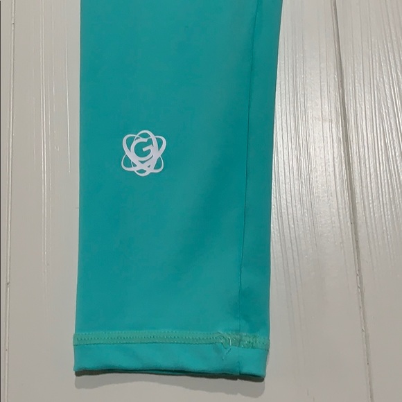 GEVITY Scrunch Booty Crop Leggings - Picture 3 of 7